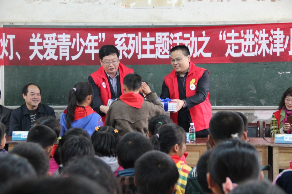 碧桂园集团志愿者协为湘乡v集团儿童"点亮一盏灯"排行榜初中辅导书十大图片